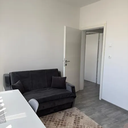 Apartment Em *