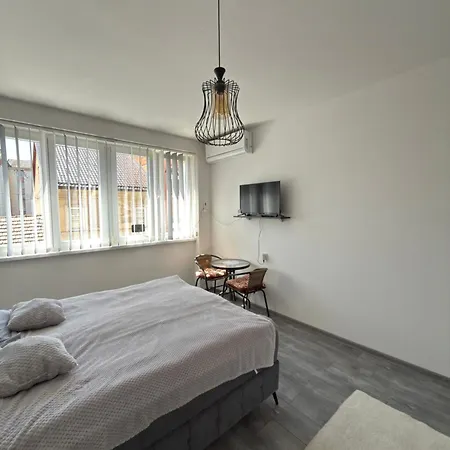 Apartment Em *