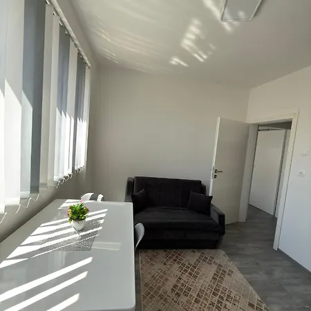 Apartment Em *