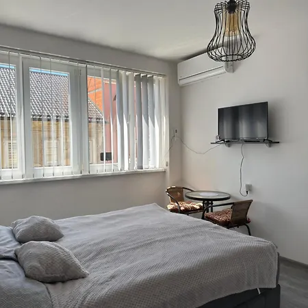 Apartment Em *